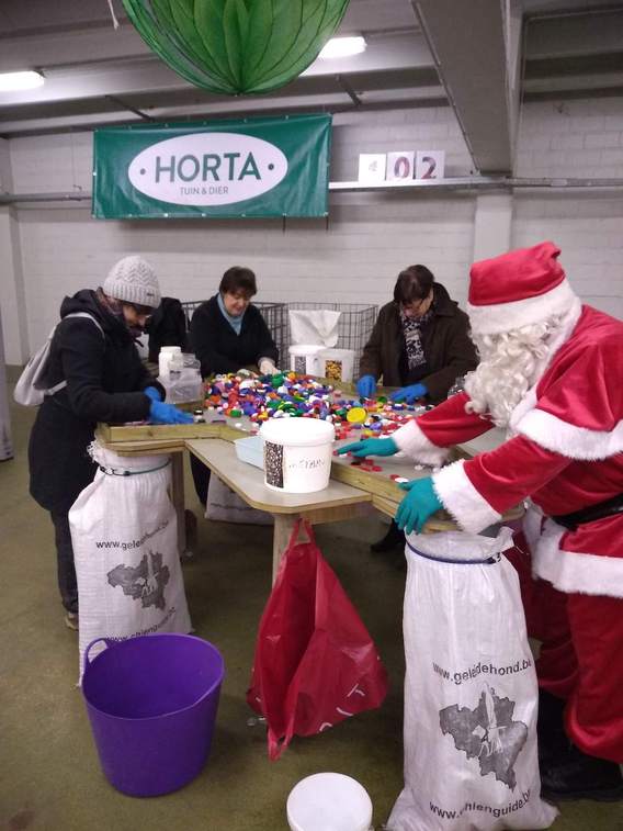 Lvb_steunt_dopjesactie_07_-_ook_de_kerstman_hielp_een_handje