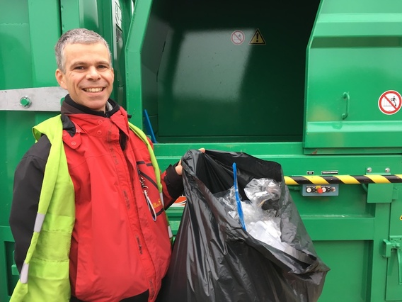 Edward_van_keer_aan_perscontainer_voor_alle_plastic_in_asse_centrum