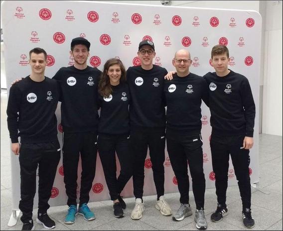 Stan_tielemans__rechts__en_daan_de_block__derde_van_rechts__met_de_andere_unified_partners