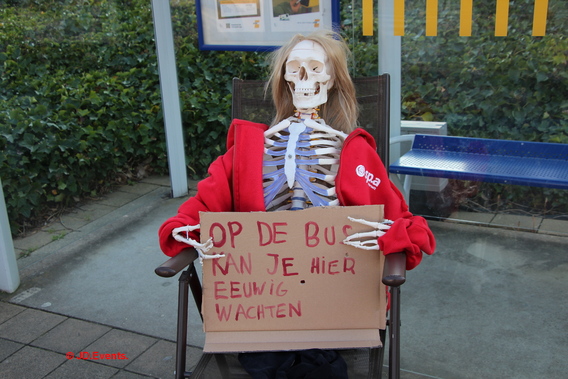 2019-04-01___op_de_bus_kan_je__bijna__eeuwig_wachten__11_ab
