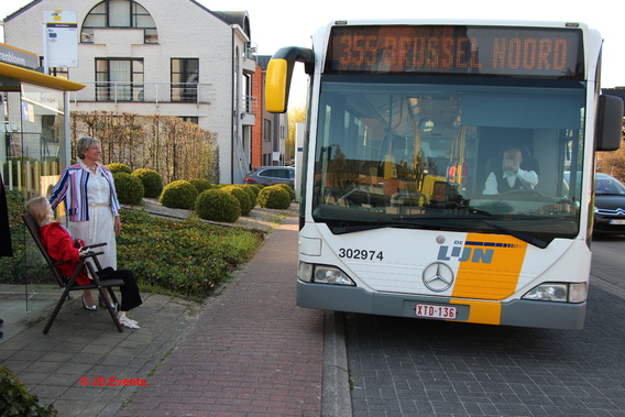 2019-04-01___op_de_bus_kan_je__bijna__eeuwig_wachten__14_ab
