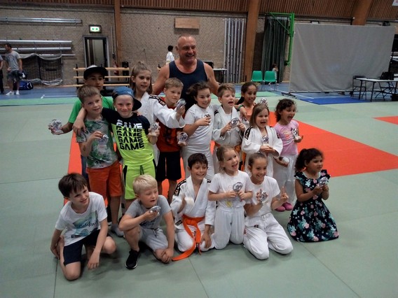 Hooftrainer_jan_van_holder_5e_dan_en_enkele_pumi_judoclub_lennik