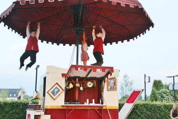 Hangen-aan-parasol-fotograaf-luuc-burgers_les_hirondelles_crepes_de_la_bete