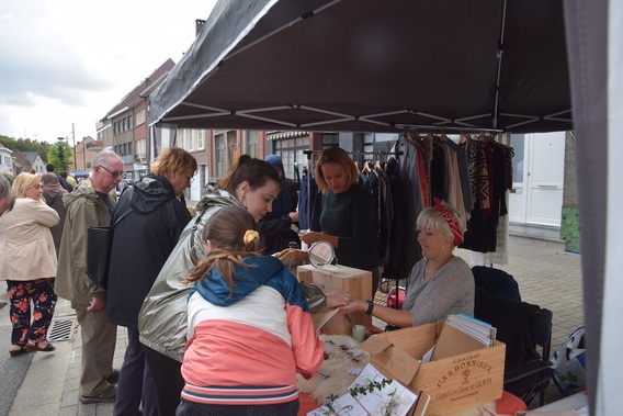 Aaaarommelmarkt_huiz_stand_ellen