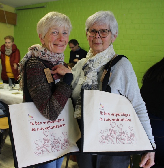 1_vrijwilliger_met_geschenk