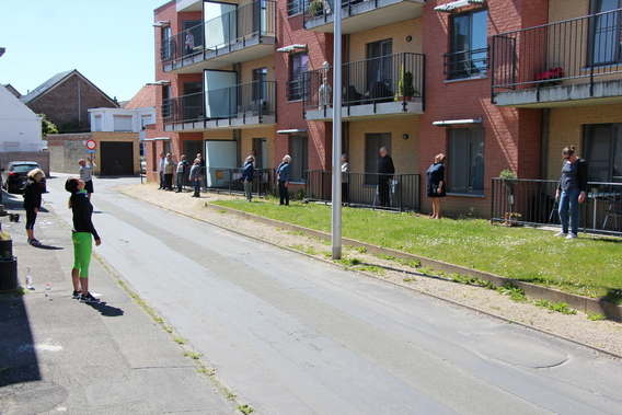 2020-05-15___beweegsessies_aan_balkons_serviceflats__1_a