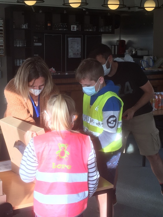 Met_mondmaskers_en_handschoenen_klaarmaken_ontbijt_eekskenkermis