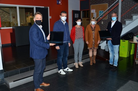 2020-10-15_overhandiging_laptops_sgi__9___kopie_
