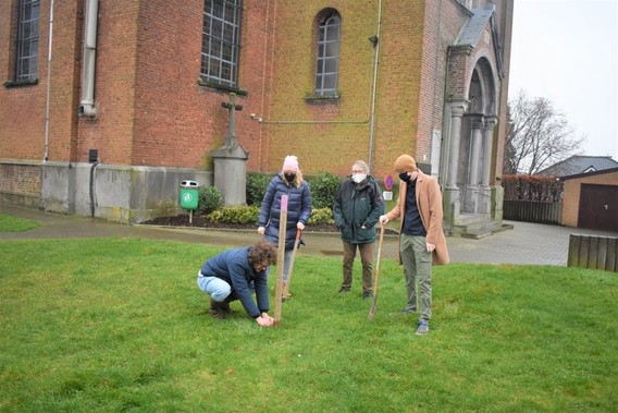 Aanplant_eikje_aan_kerk_van_kester__kopie_