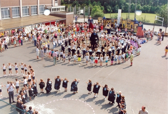 Reuzendans_tijdens_44ste_schoolfeest_op_de_koer_van_sint-gabri__l