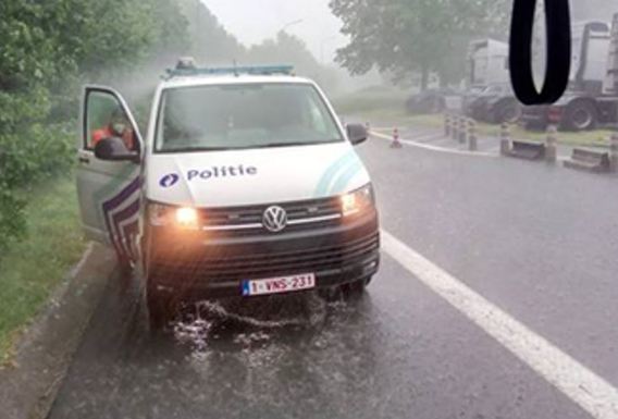 Verkeerscontrole_tijdens_stortbui