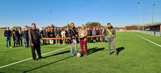 Opening_kunstgrasveld_kfc_lennik