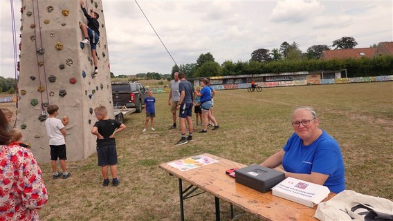 Dorpsfeesten_op_zondag__2_