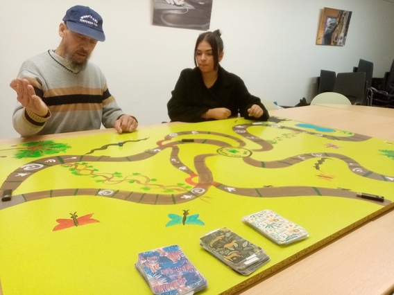 Jean-luc_en_khadija_spelen_het_bordspel