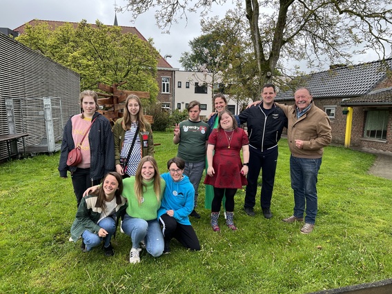 Marijn_devalck_poseert_met_de_jongeren_en_begeleiders_van_het_kleppe_dagatelier