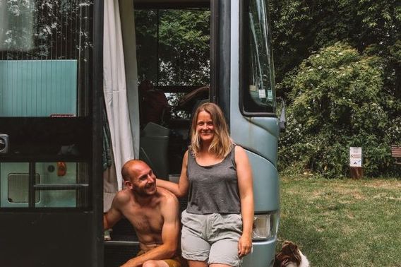 Editiepajot_bart_devill___oud_schoolbus_als_luxe_hotel