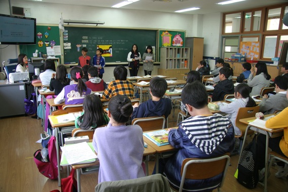 Room-education-classroom-children-library-students-1237486-pxhere