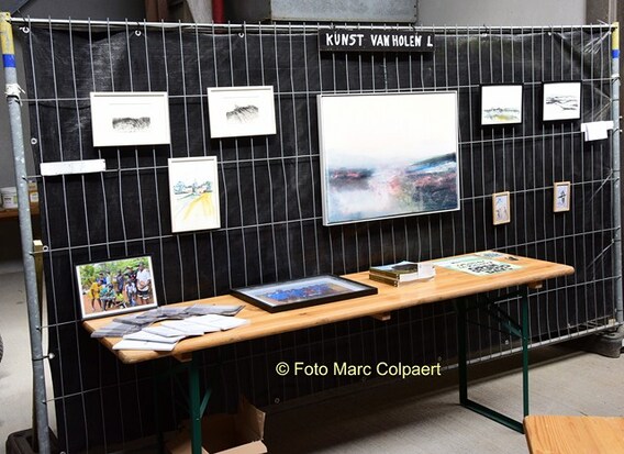 Kunstenaar Luk Van Holen schonk enkele kunstwerken weg.- Foto Marc Colpaert