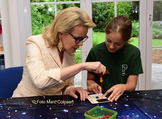 Koningin Mathilde aan de slag met een schroevendraaier.- Foto Marc Colpaert