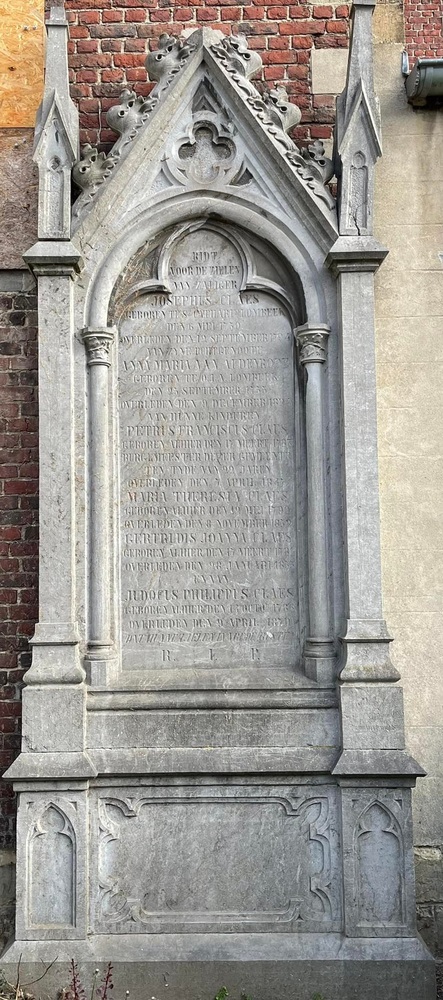 Rondom de kerk staan nog verscheidene oude grafmonumenten opgesteld. O.a. deze van de vroegere burgemeester Carolus Claes, naar wie het rusthuis werd genoemd.