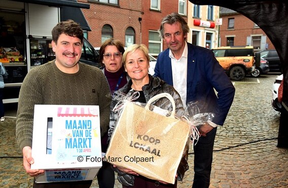 Schepen Samuel Billens, Katrien Debruyn(dienst lokale economie), Schepen Christa Dermez en Eric Van Snick.- Foto Marc Colpaert