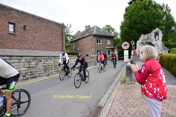 De renners reden door Oetingen.- Foto marc Colpaert