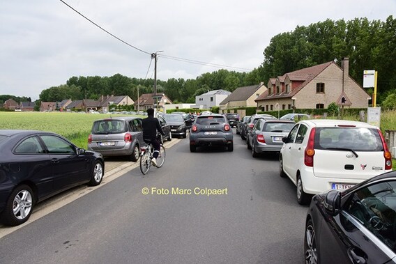 En zoals elk jaar bij goed weer een nachtmerrie om een parkeerplaats te vinden.- Foto Marc Colpaert