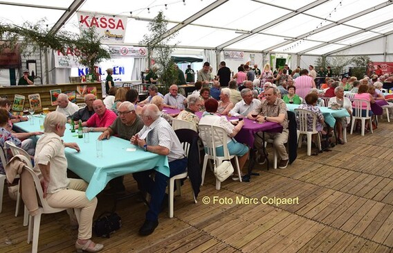 Ambiance in de tent.- Foto Marc Colpaert
