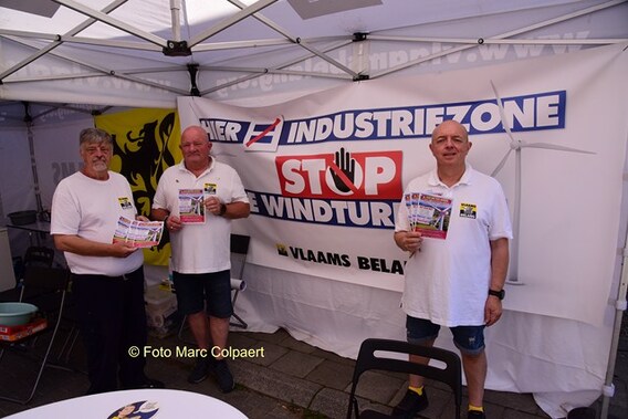 Vlaams Belang stond met een petitie tegen de windmolens op de  jaarmarkt.- Foto Marc Colpaert