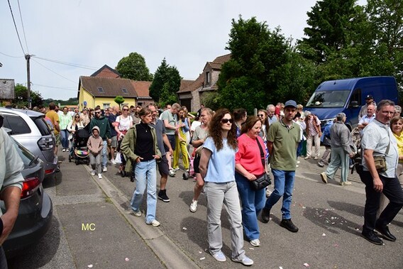 Vele mensen wandelen mee.- Foto Marc Colpaert