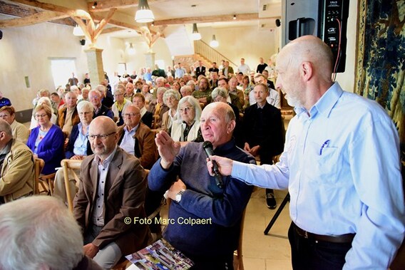 Pol Cromphout mocht een woordje vertellen over Leerbeek en de Leerbollen de petanqueclub met 170 leden.- Foto Marc Colpaert