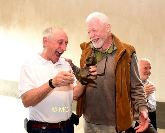 Na de boekvoorstelling kreeg Michel nog een beeldje van Karel Op De Beeck uit Liedekerke, als dank omdat Michel gestreden had voor de Vlaamse taal in onze provincie.- Foto Marc Colpaert