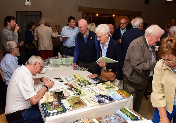 Michel mocht tal van boeken signeren.- Foto Marc Colpaert