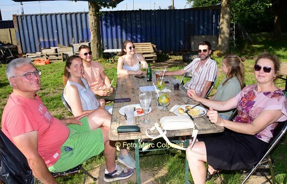 Genieten van de bbq.- Foto Marc Colpaert