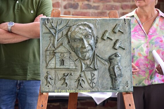 Het kunstwerk gemaakt door Jan Springael werd onthuld door Christa Dermez en Sven Gatz.- Foto Marc Colpaert