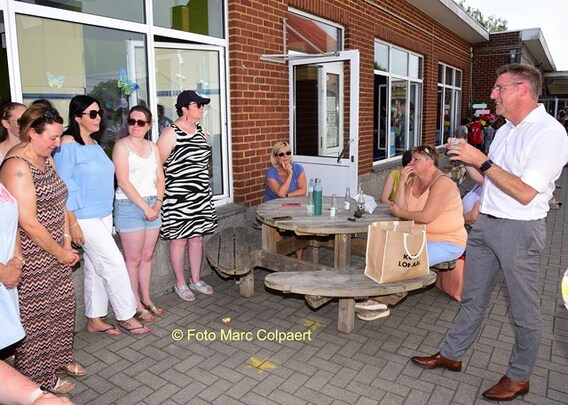Directeur Peggy (tweede van links) kreeg een geschenkje van de burgemeester.- Foto Marc Colpaert 