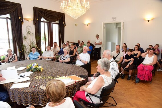 Veel interesse voor de jubilarissen.- Foto Marc Colpaert