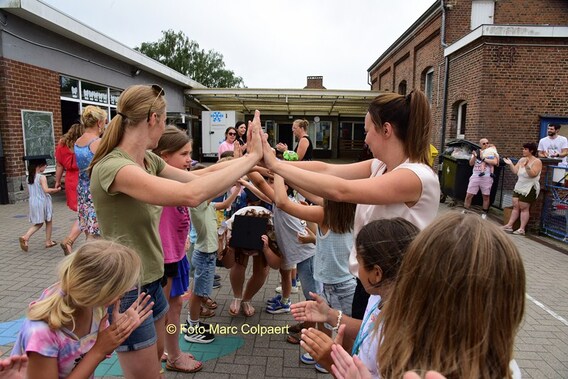 Een erehaag voor de leerlingen.- Foto Marc Colpaert
