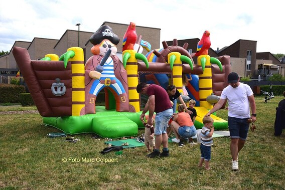 Een leuk springkasteel voor de kinderen.- Foto Marc Colpaert