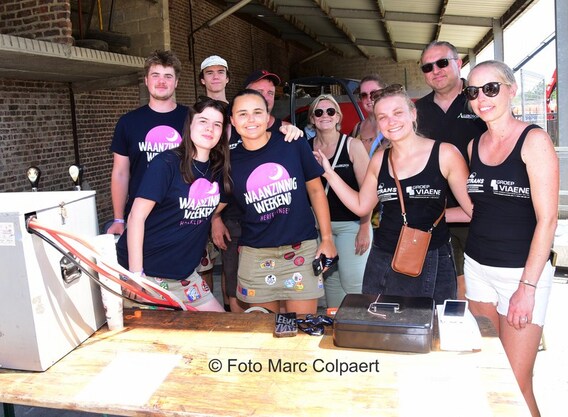 Deze mensen zorgden voor het nodige vocht.- Foto Marc Colpaert