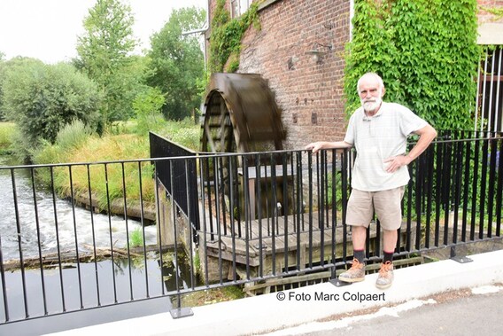 Hubert bij het draaiend waterrad.- Foto Marc Colpaert