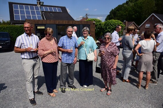 Heel wat mensen bleven een glaasje drinken.- Foto Marc Colpaert