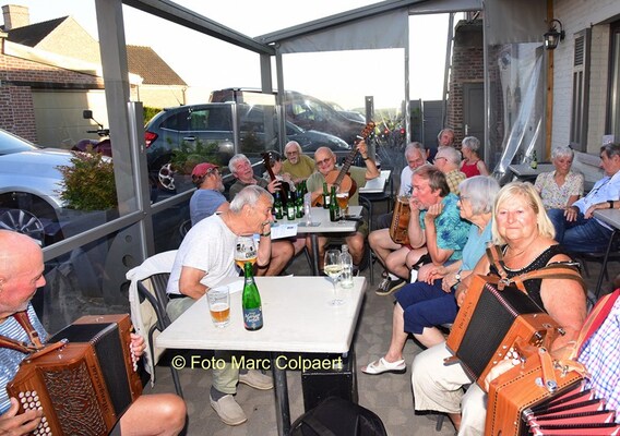 Muziek maken op een terras.- Foto Marc Colpaert