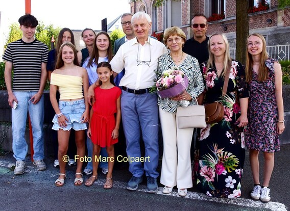 Het gouden paar samen met familie.- Foto Marc Colpaert