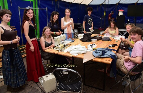 Kleding en maskers maken voor het gemaskerd bal.- Foto Marc Colpaert