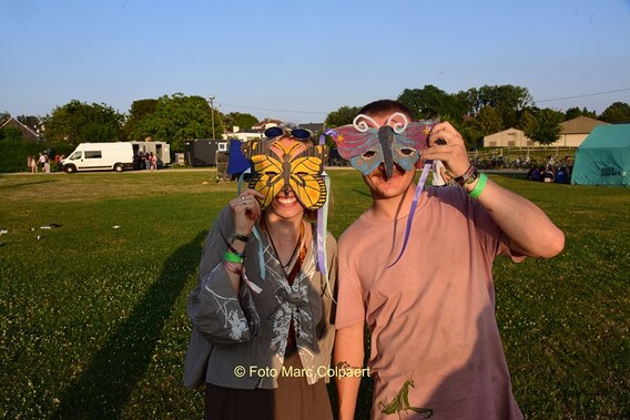 Kiara en Lowie met een masker.- Foto Marc Colpaert