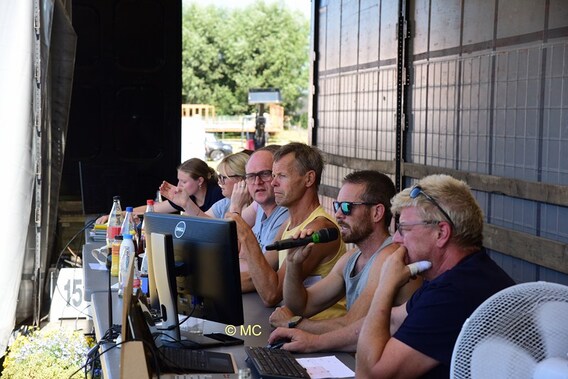 De jury kijkt aandachtig toe.- Foto Marc Colpaert