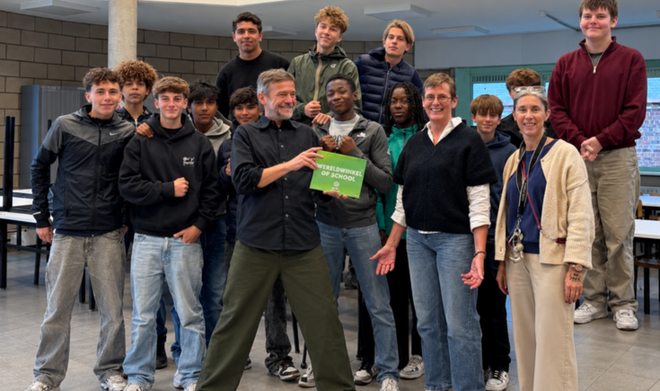 Oxfam overhandigt het WOS-school muurplaatje aan leerlingen en leerkrachten economie van het OLVRode.