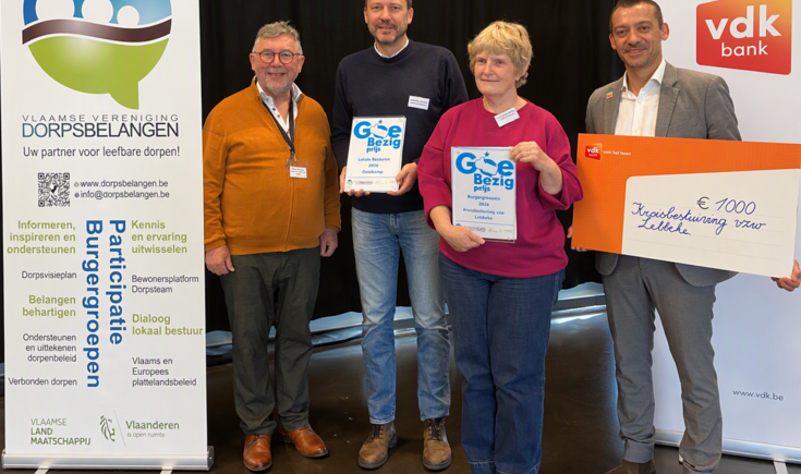 v.l.n.r. William Minnaert (VVDB vzw), Sebastian Vande Ginste (gemeente Oostkamp),  An Van der Vreken (Kroisbestuiving vzw) die uit handen van Tom Decroix (vdk bank) een cheque van 1000 euro ontving!