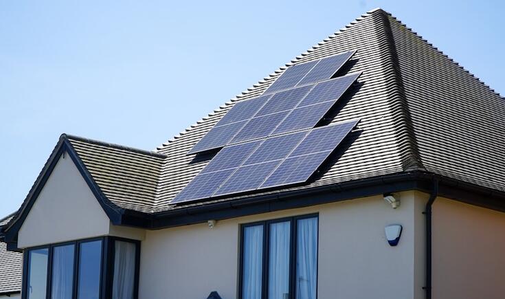 Zonnepanelen plaatsen op een dak dat nog moet worden vernieuwd leggen de volgorde voor twintig jaar vast